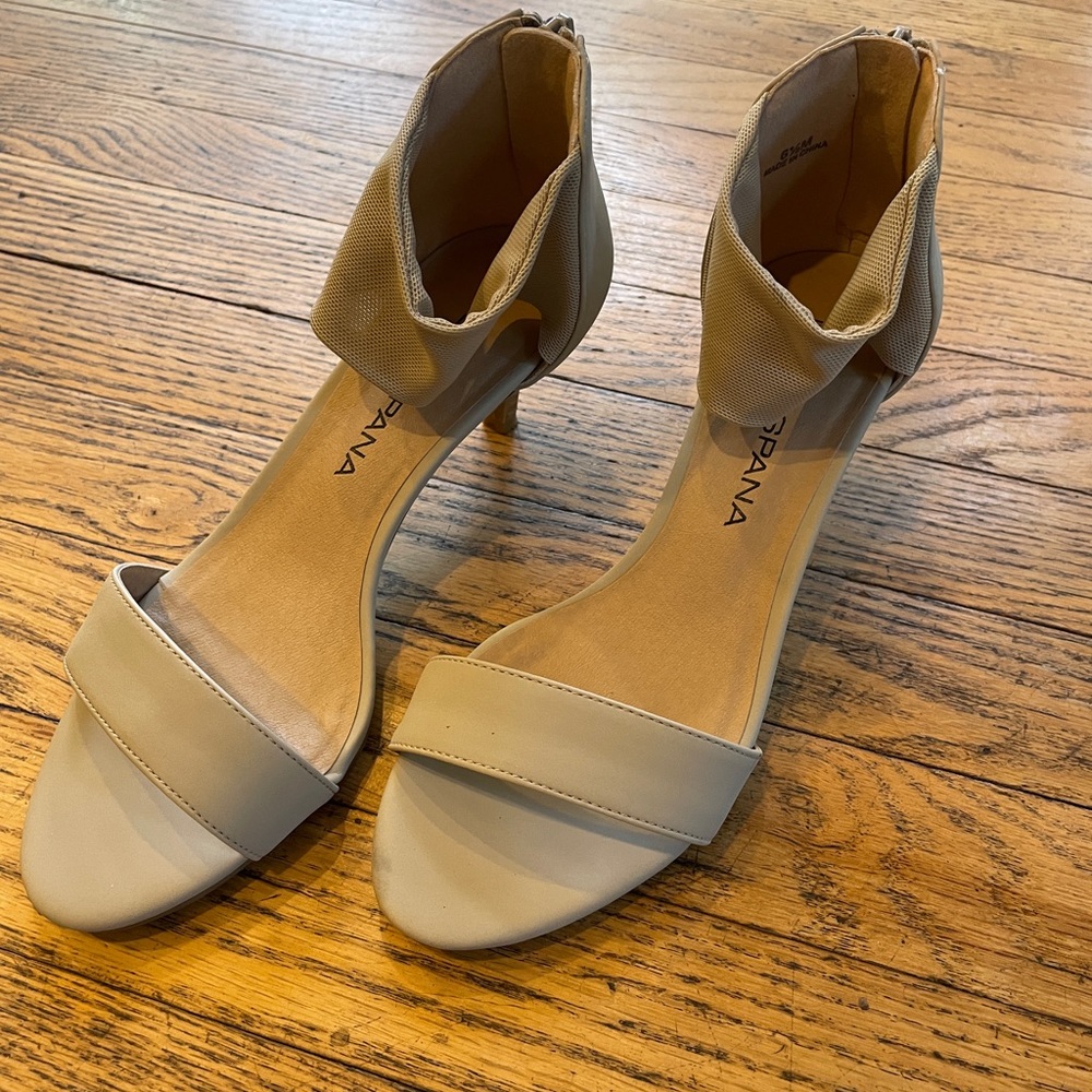 Preowned Moda Spana Barley tan Meg Sandals. Great condition.
